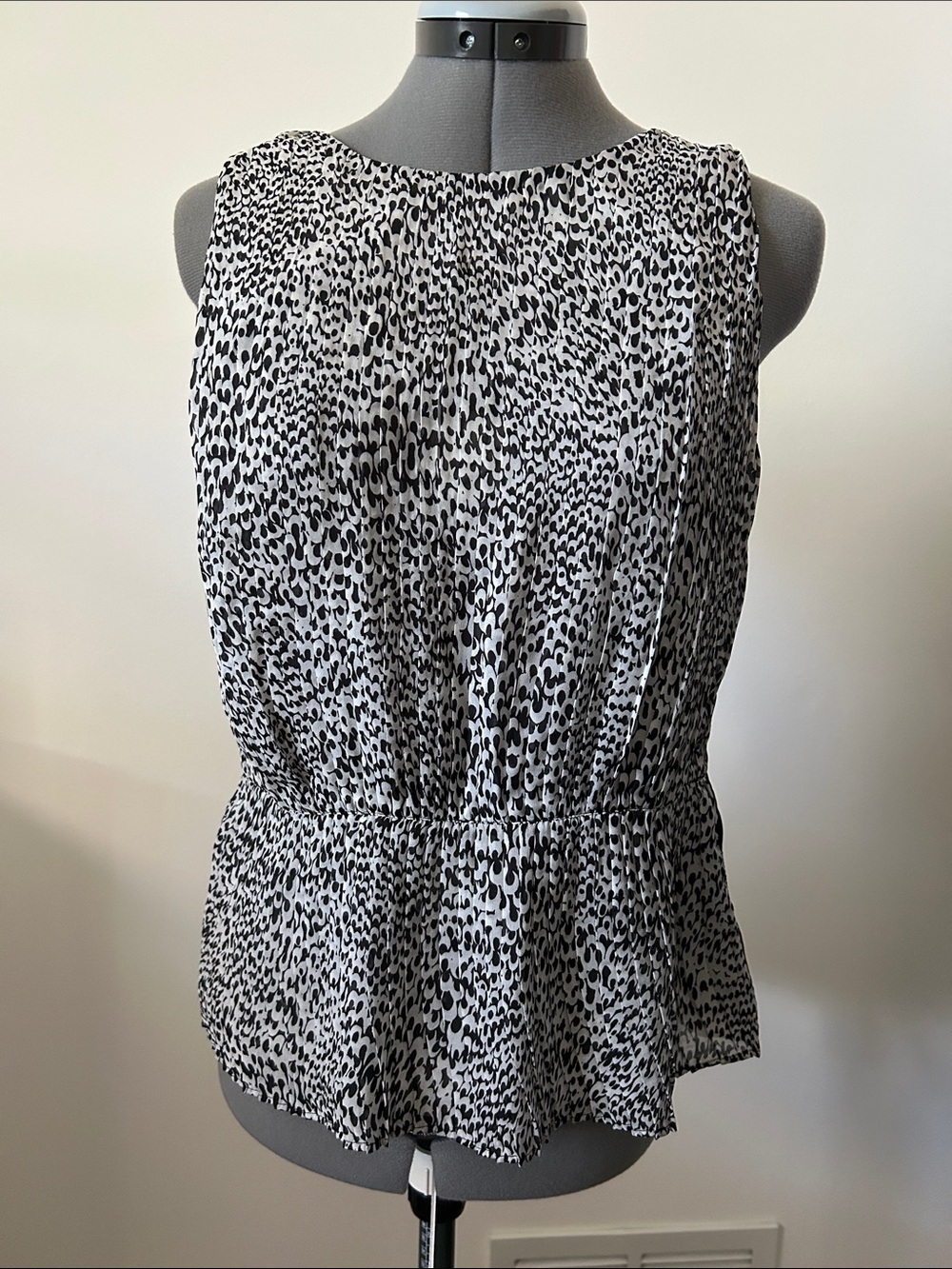 Ann Taylor LOFT Black & White Pleated Peplum Lightweight Top Petite Small